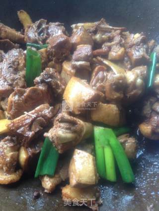啤酒鸭炖豆腐皮的做法步骤：4