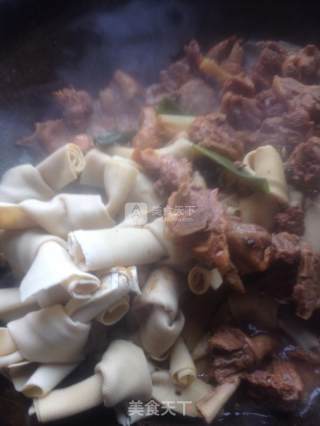 啤酒鸭炖豆腐皮的做法步骤：11