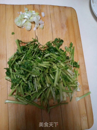 香菜炒猪肝的做法步骤：1