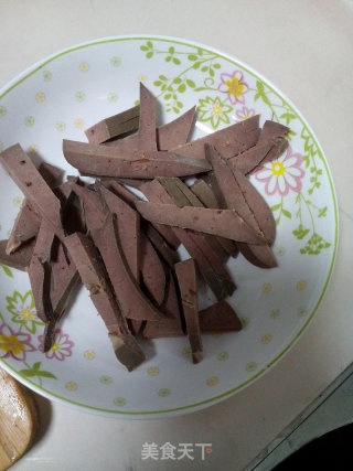 香菜炒猪肝的做法步骤：2