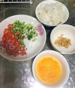蛋炒饭的做法步骤：1