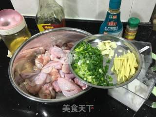 葱香烤翅的做法步骤：1