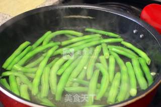 干煸四季豆的做法步骤：2