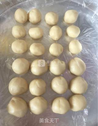 蛋黄酥的做法步骤：12