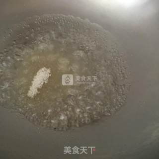奶香挂霜花生的做法步骤：2