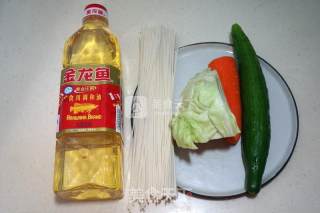 胡萝卜包菜拌面的做法步骤：1
