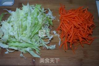 胡萝卜包菜拌面的做法步骤：2