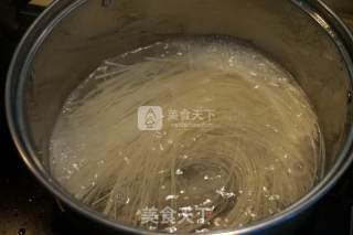 胡萝卜包菜拌面的做法步骤：3