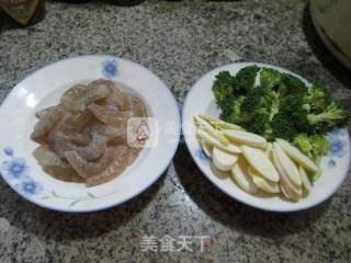 西兰花茭白炒虾仁的做法步骤：1