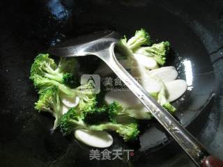西兰花茭白炒虾仁的做法步骤：4