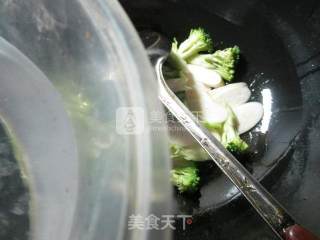 西兰花茭白炒虾仁的做法步骤：5