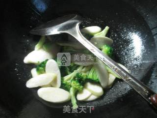 西兰花茭白炒虾仁的做法步骤：6