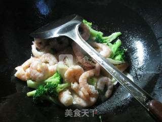 西兰花茭白炒虾仁的做法步骤：7