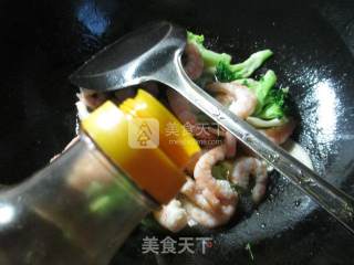 西兰花茭白炒虾仁的做法步骤：8