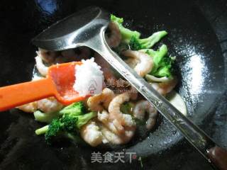 西兰花茭白炒虾仁的做法步骤：9