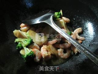 西兰花茭白炒虾仁的做法步骤：10
