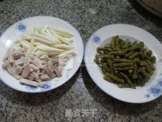 肉丝茭白炒酸带豆的做法步骤：1