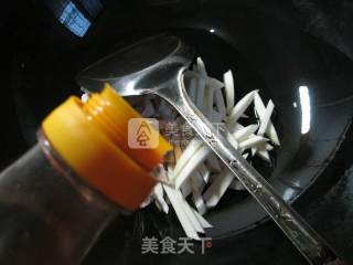 肉丝茭白炒酸带豆的做法步骤：2