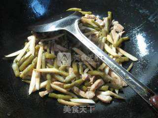 肉丝茭白炒酸带豆的做法步骤：4