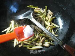 肉丝茭白炒酸带豆的做法步骤：5