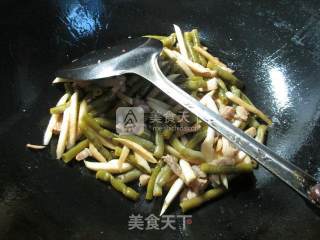 肉丝茭白炒酸带豆的做法步骤：6