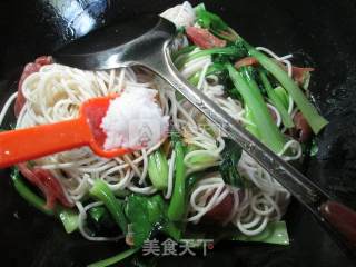 香肠小青菜炒面的做法步骤：6