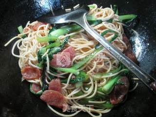 香肠小青菜炒面的做法步骤：7