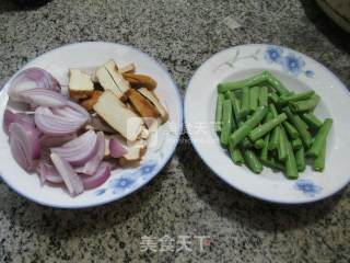 洋葱梅豆炒香干的做法步骤：1