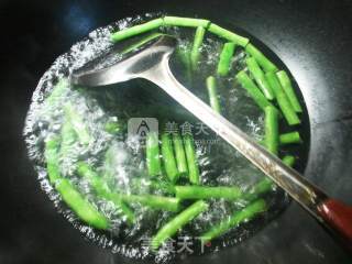 洋葱梅豆炒香干的做法步骤：2