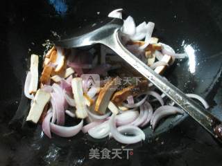 洋葱梅豆炒香干的做法步骤：3