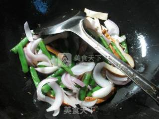 洋葱梅豆炒香干的做法步骤：4