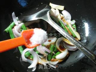 洋葱梅豆炒香干的做法步骤：6