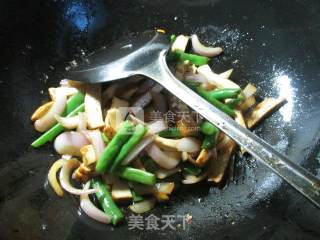 洋葱梅豆炒香干的做法步骤：7