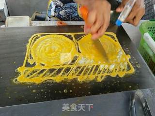 泰国鸡蛋香肠卷的做法步骤：3