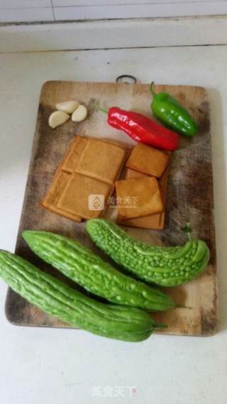 苦瓜肉丝的做法步骤：1