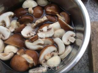 香菇红烧肉的做法步骤：2