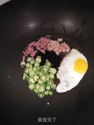 秋葵培根鸡蛋炒饭的做法步骤：3