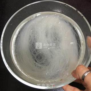 虾仁炒米粉的做法步骤：2