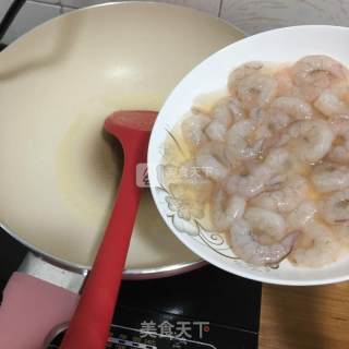 虾仁炒米粉的做法步骤：3