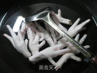 白灼鸡爪的做法步骤：2