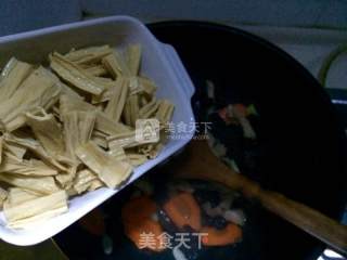 木耳五花烧腐竹的做法步骤：9