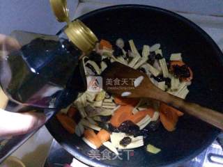 木耳五花烧腐竹的做法步骤：10