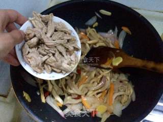 洋葱平菇炒肉的做法步骤：14