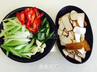西芹香干的做法步骤：2