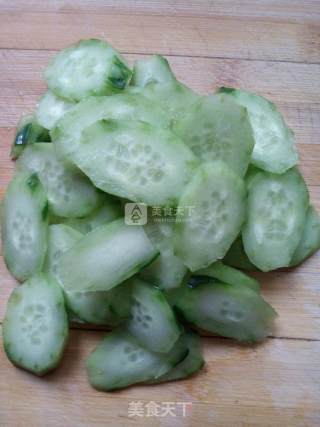 海鲜肠炒黄瓜的做法步骤：1
