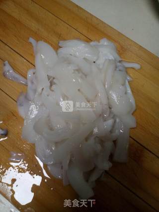 青椒炒墨鱼的做法步骤：2