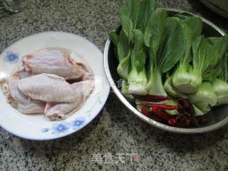 青菜烧中翅的做法步骤：1