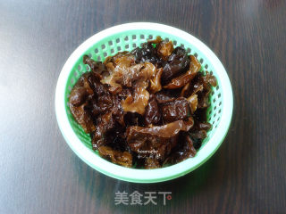 木耳焖鱼的做法步骤：2