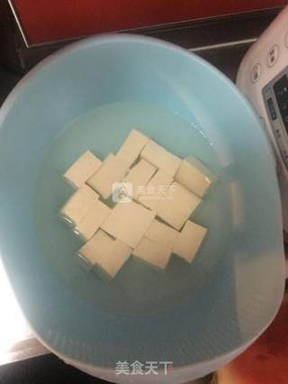 鱼头炖豆腐的做法步骤：1