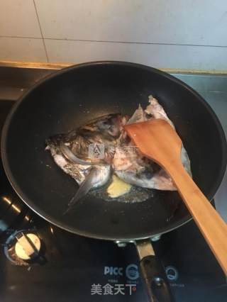 鱼头炖豆腐的做法步骤：3